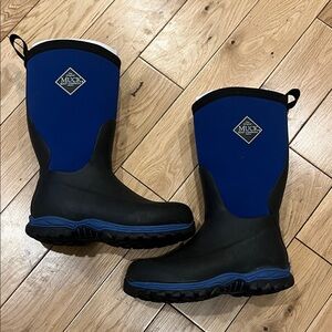 Muck Kids' Black and Blue Boots